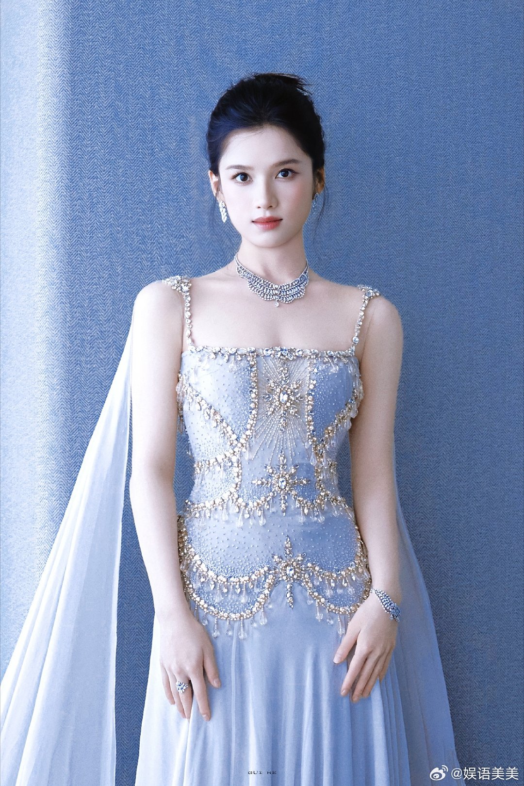 张婧仪这个头肩比，谁看了不感叹张婧仪得天独厚的骨相天赋，完美头肩比是独一份的加分