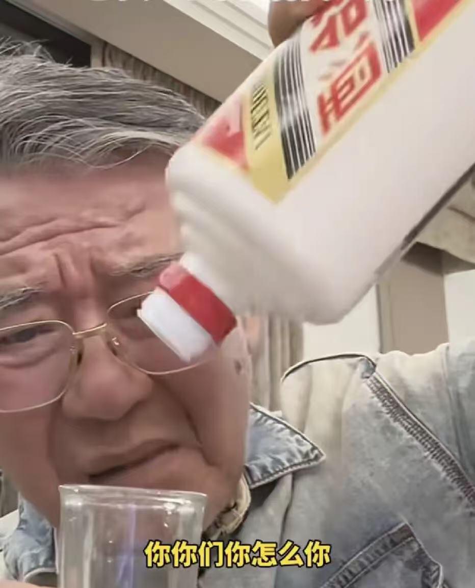 著名演员李立群含泪发视频，表示家被儿子给抄，82年百万级珍藏茅台被儿子喝精光，半