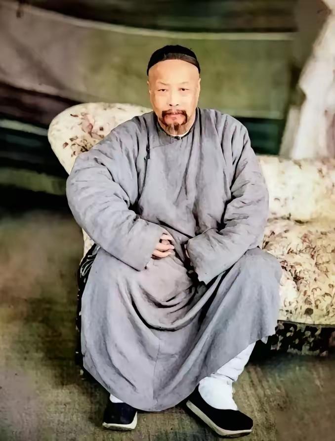 1858年，大清总督叶名琛被英军俘虏，送到印度，关进玻璃房，围观的人笑他像只猴，