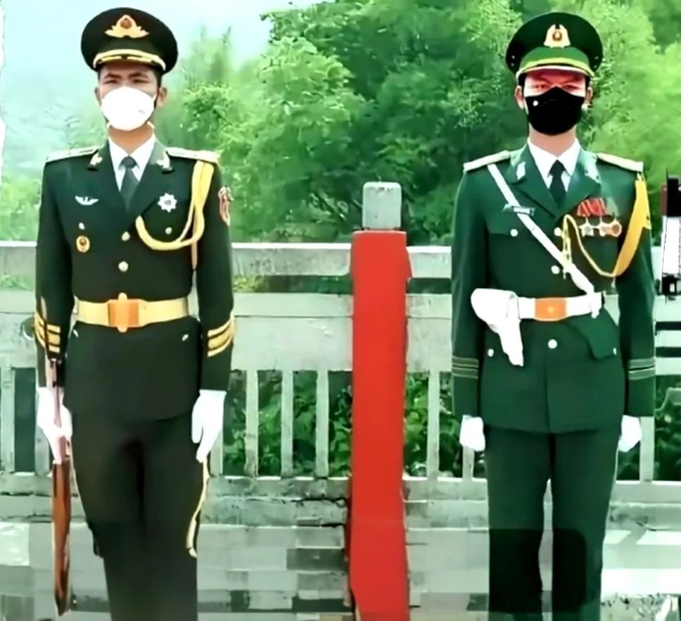 中越边境哨兵为什么长相相似？ 在中越边境站岗的两名哨兵，站姿、服装款式...