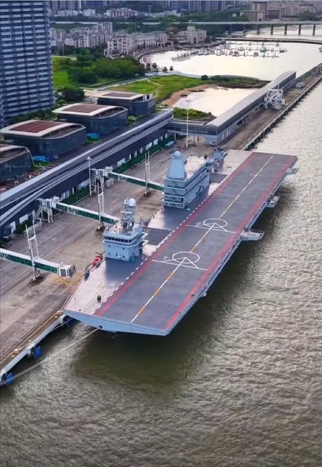三舰岛的直通甲板综合训练舰！上层为航海舰岛、训练舰岛（航空舰岛+教学楼）、烟囱