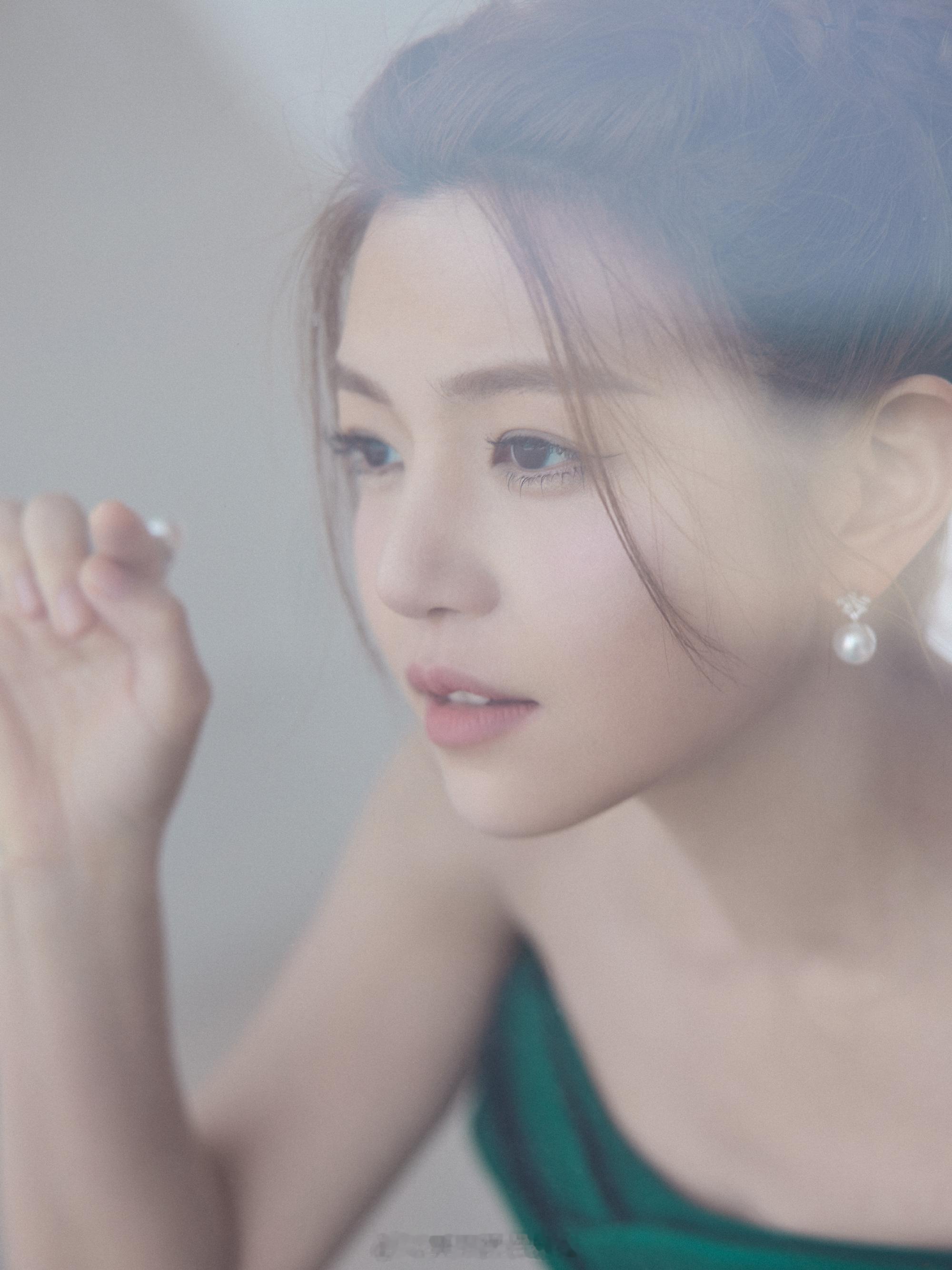 陈妍希绿意淡雅复古迷人