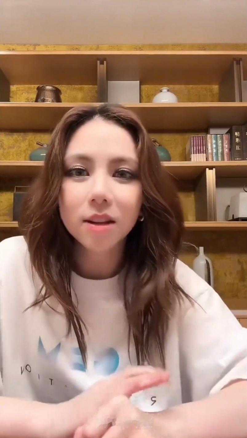 邓紫棋说抢不到票就用力点点点邓紫棋教抢票这段太绝了，手速示范+着急小表情，