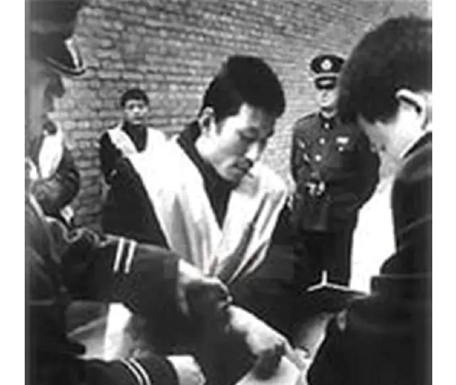 1997年冬，西安市公安局莲湖分局一名警察乘长途客车外出办案，遭遇车祸。当他在医