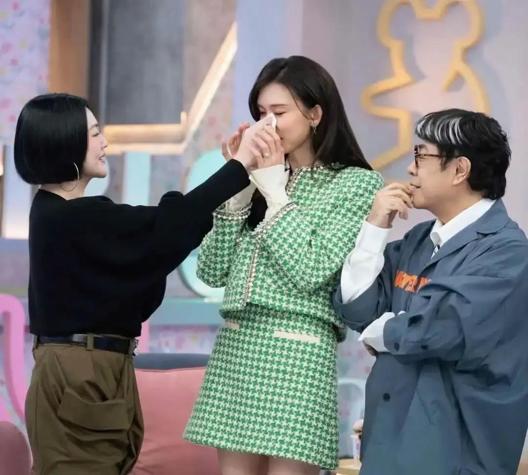 小S终于回来了。她姐姐走后，她停工一年，这次复出节目，林志玲突然出现在现场。