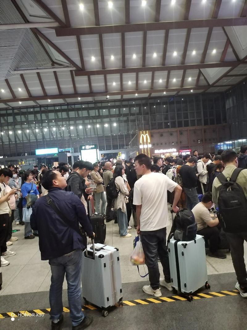 大学生把行李箱堆在南京站警务室，上了央视：这届年轻人的无奈，藏不住了“没想