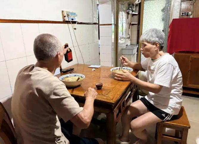 “眼泪止不住了”！9月3日，浙江，75岁的葫芦娃爷爷突然爆火，没想到，他25年前