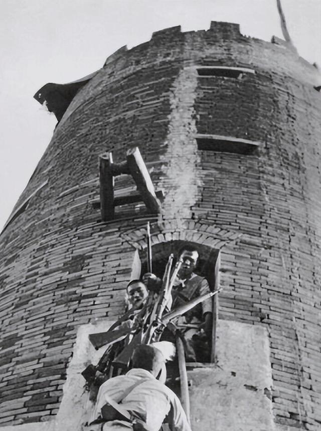 抗战中，新四军夜袭日军据点，一战士摸进去，正准备动手，却不小心碰破水缸，响声惊动
