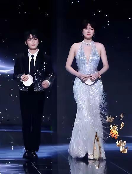 谁能想到！1.7米的姚安娜和1.61米的周深同框，画面简直自带喜剧效果——姚安娜