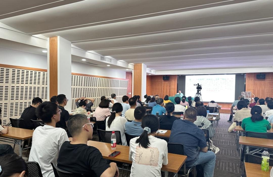 “我的母校北大……”我坐在台下，已经第三次听到讲座的学者说到他的“母校北大了。