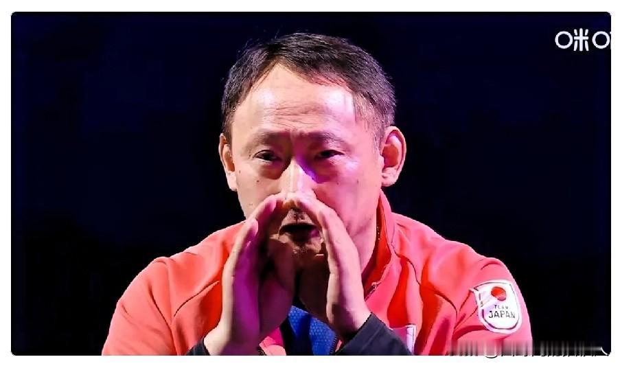 张本宇眼角那滴泪，没擦，就那么挂在脸上。女儿4-2赢了陈幸同，他没冲进场庆祝，而