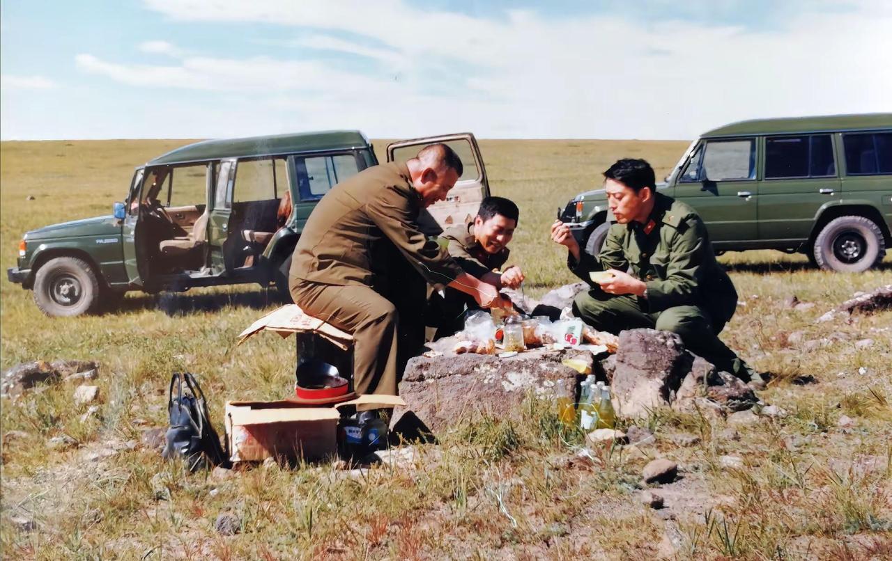 1987年7月，我随内蒙古军区李贵彬司令员赴内蒙古东部所属军分区和边防部队视察工