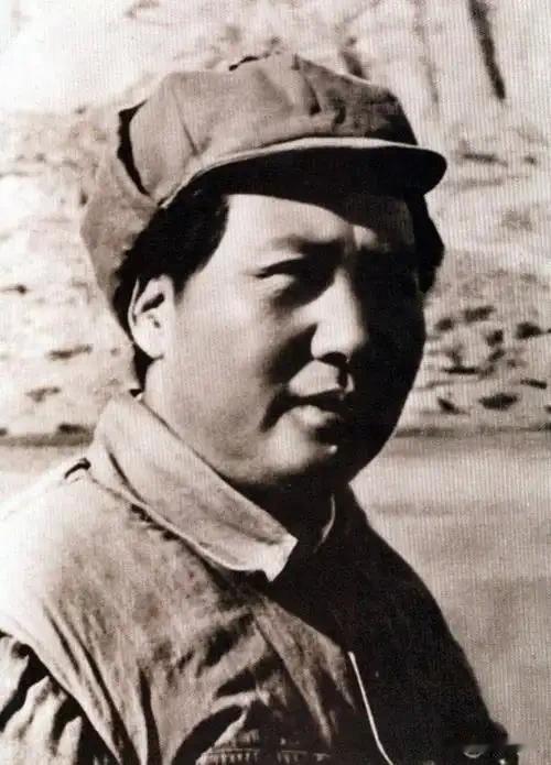 毛主席曾对斯诺说：“我打了二十五年仗，由于偶然性，我没有被敌人打死。”这话说