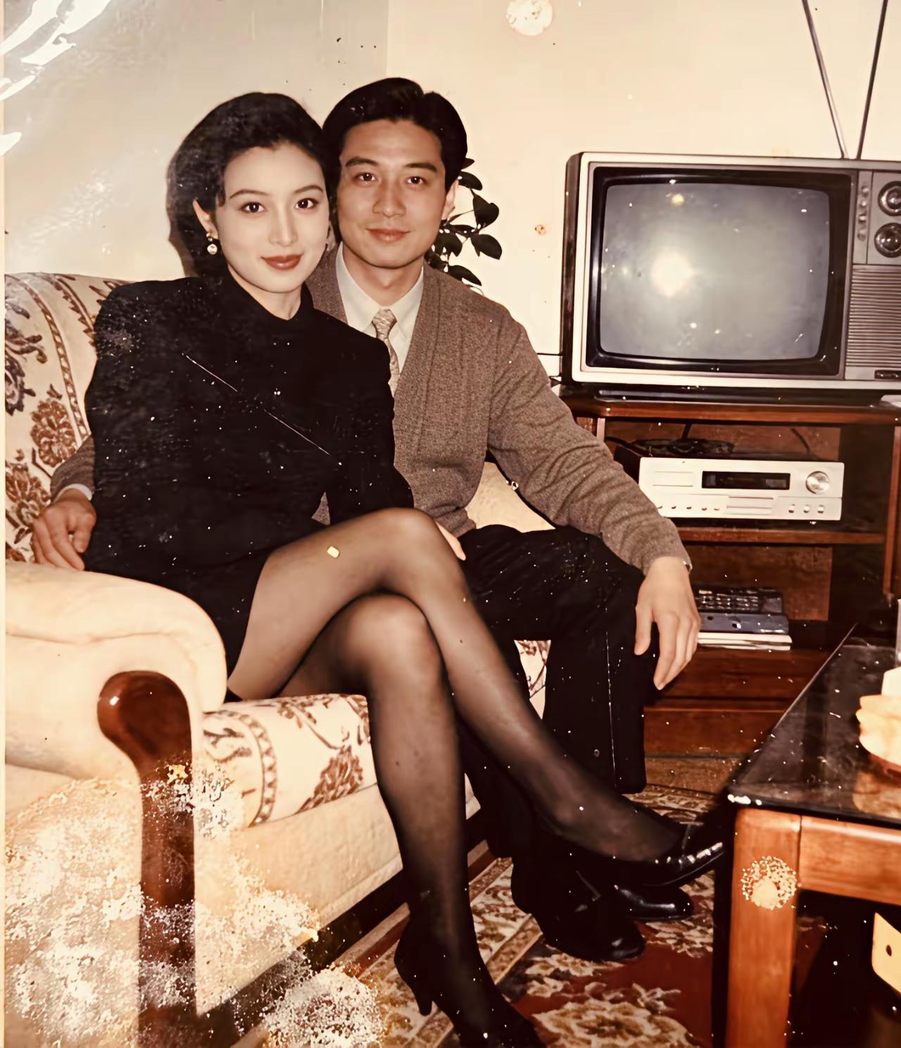 美女帅哥，天生一对！惊艳了时光，温柔了岁月！这是一张历史老照片。照片中美女，