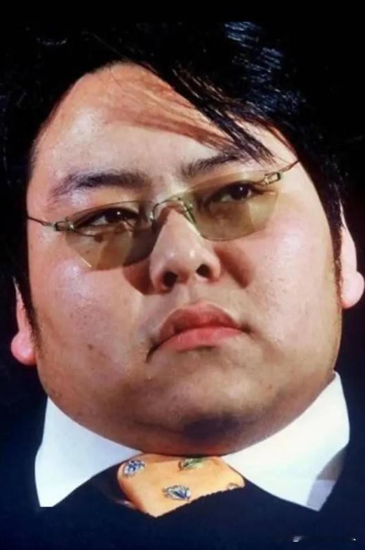 2005年，山西首富李兆会为了见韩国女星金喜善一面，在电影《神话》的宣传现场，他