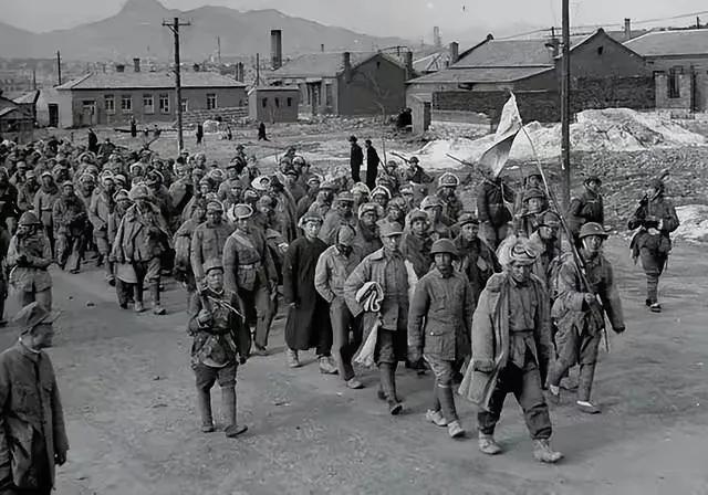 1947年8月，国民党师长李铁民下令将一百多地下党杀害，少将韩君明劝他：“老铁，