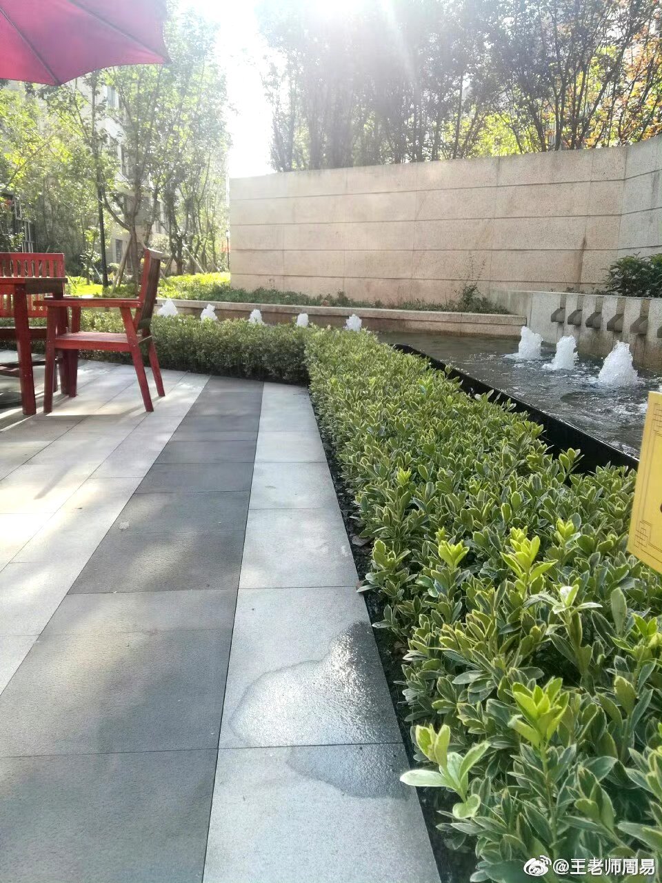 风水学实际上是一门气场学，只有稳定和谐的气场才能营造出良好的风水。因此，住宅不能
