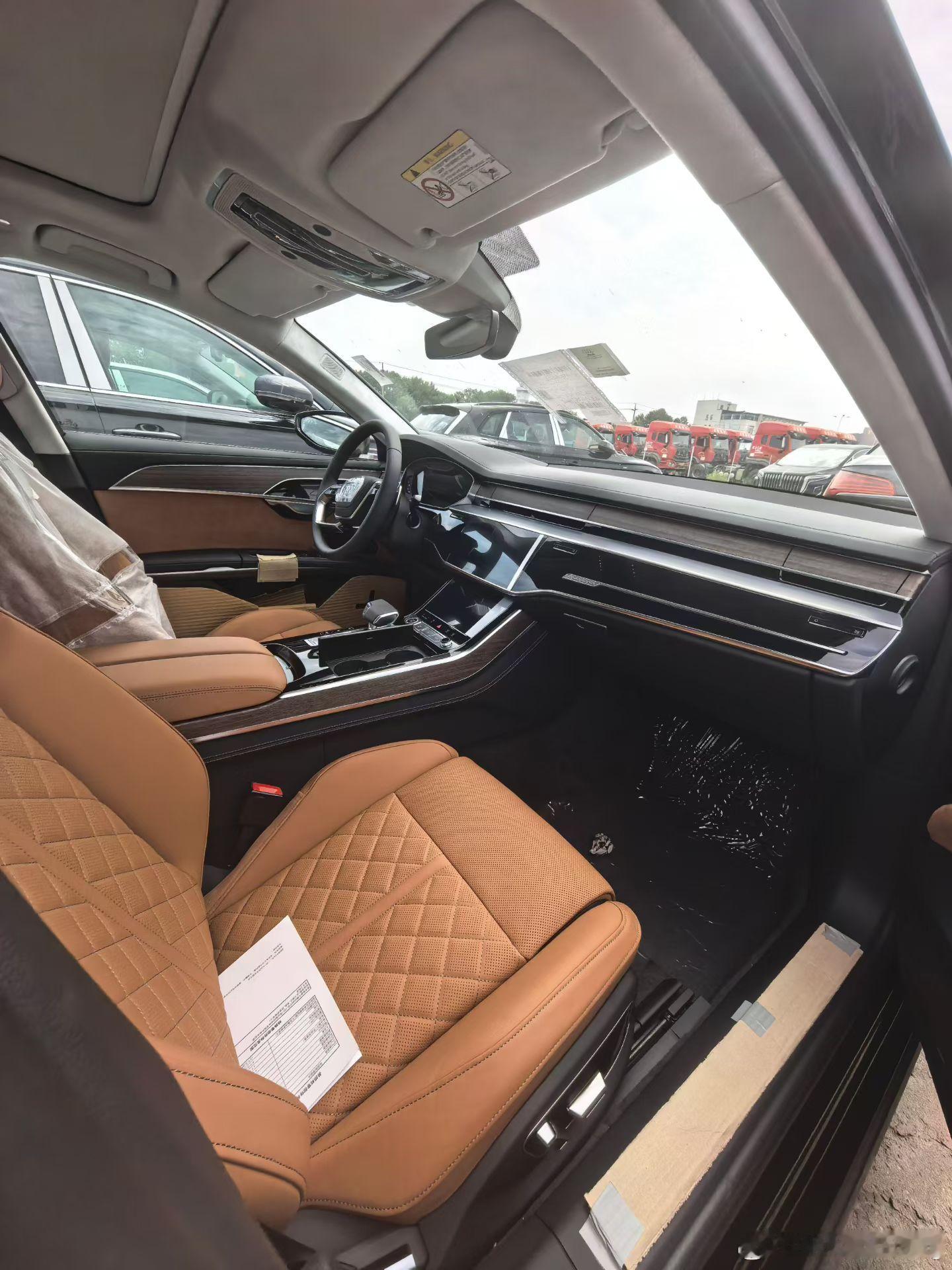 奥迪A8L55TFSI黑色干邑指导价1098000元全款裸车75.5万