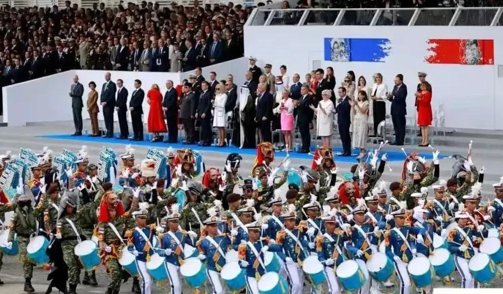 五常阅兵比一比，还是咱的最精神话说这五常阅兵，最近可是热