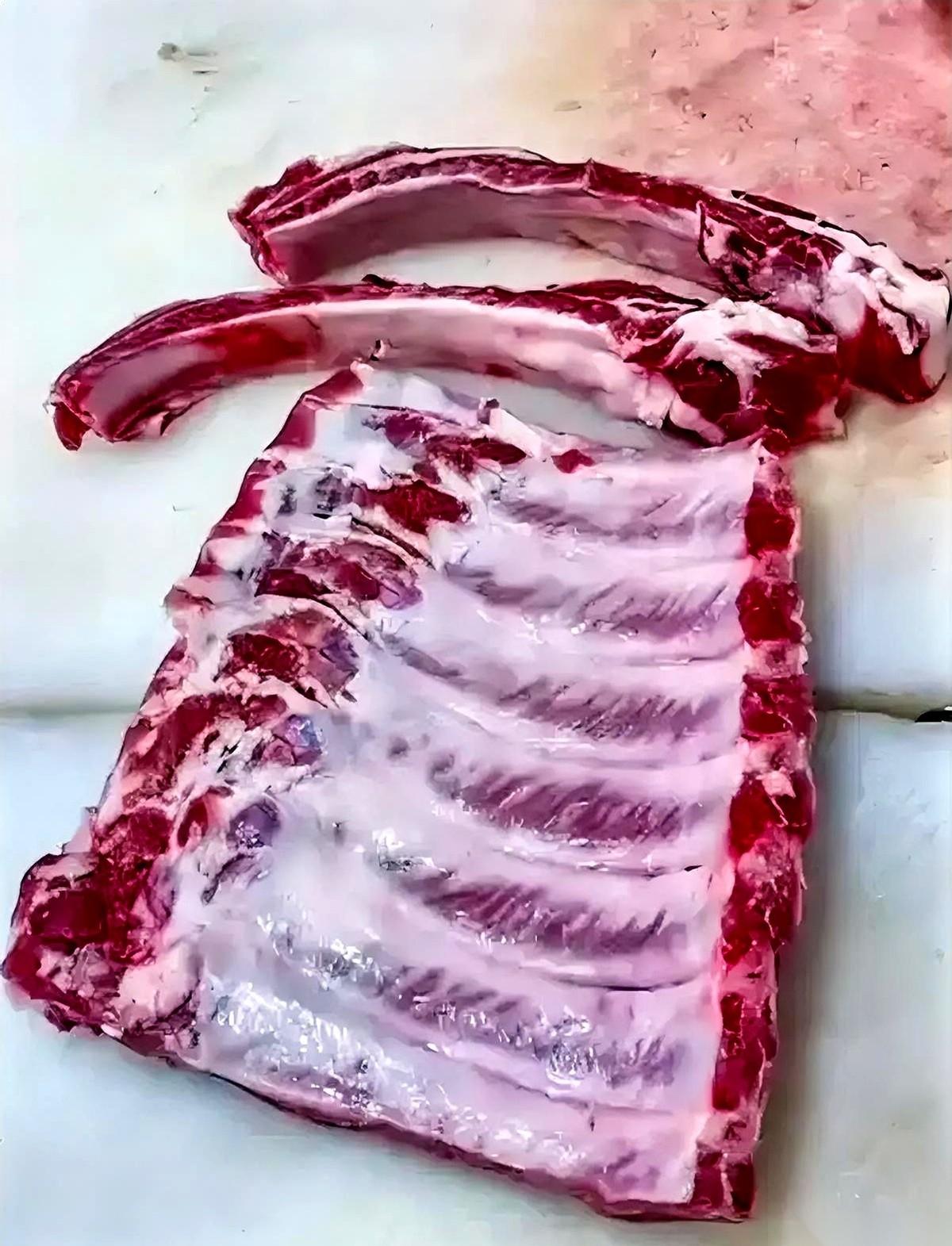 我再也不买排骨了。今天在菜市场，我跟个傻子似的站那儿算了半天账。排骨，18一