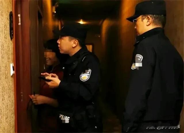 陕西西安，一男子在嫖娼过程中，遇到警方查房，其中一名失足女为了逃避警方打击，竟爬