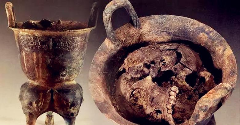 15岁的羌方少女在商朝青铜锅里变成一锅肉汤的那天，她那满口健康整齐的牙齿成了权贵