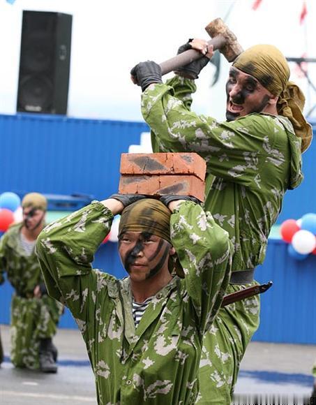 硬气功表演，胸口碎大石，一直是俄罗斯军队的拿手项目！手劈砖头，头顶碎板砖，钢