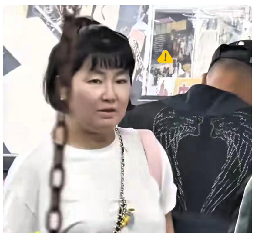 有件事情。我一直不敢说！Selina接儿子放学被拍到，穿着宽松短袖、拖鞋，身