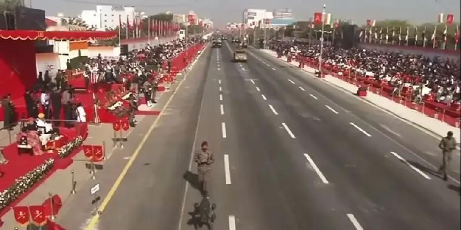 印度这回的阅兵，说实话，差点给我看笑了那个所谓的“高科技机器狗”，好家伙，后面