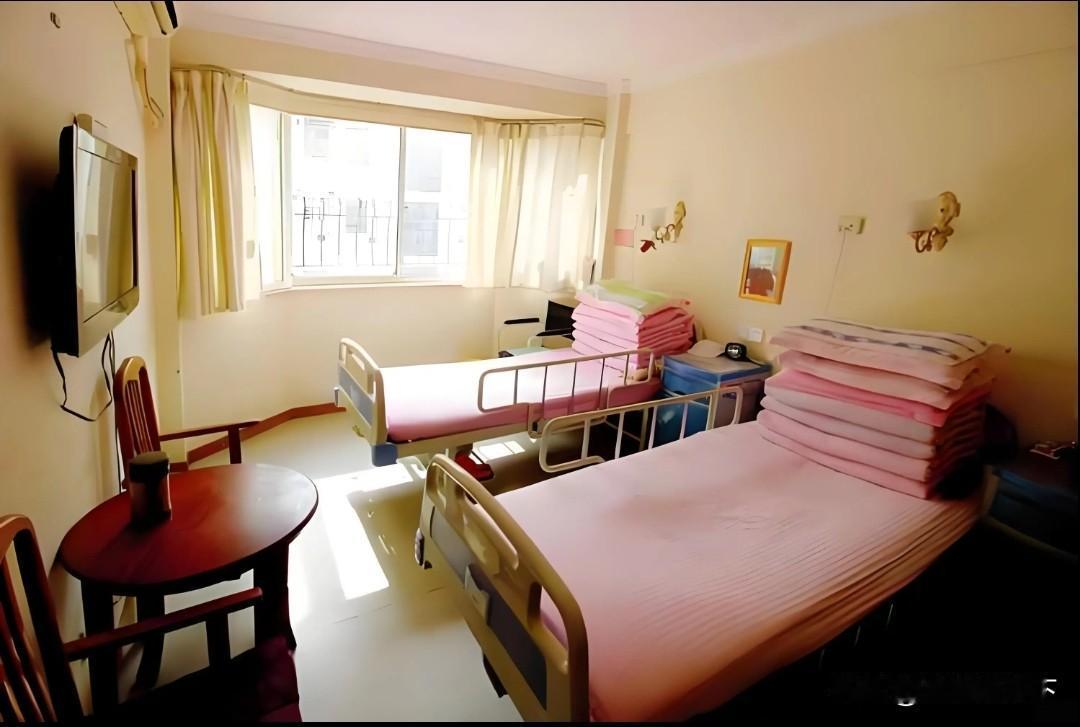 闺蜜的婆婆老年痴呆，老公公不堪重负两个人住进了养老院。闺蜜老公，小姑子老人