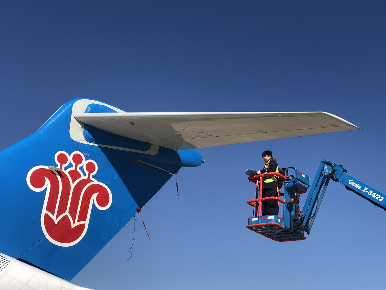 南航在湖北那边刚完成了个挺重要的工作——给国产C909飞机做了首次A检。简单