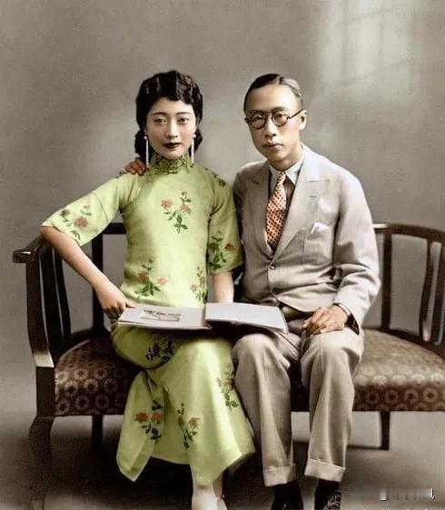 1935年，婉容生孩子疼得哇哇大叫，站在门外的溥仪却没有一点着急，甚至还发火将茶
