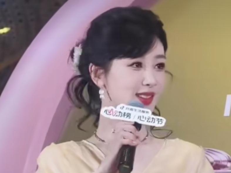 杨紫说：我不想演好人，想演坏人。这句话戳中了许多演员的痛点。对于杨紫来说，她