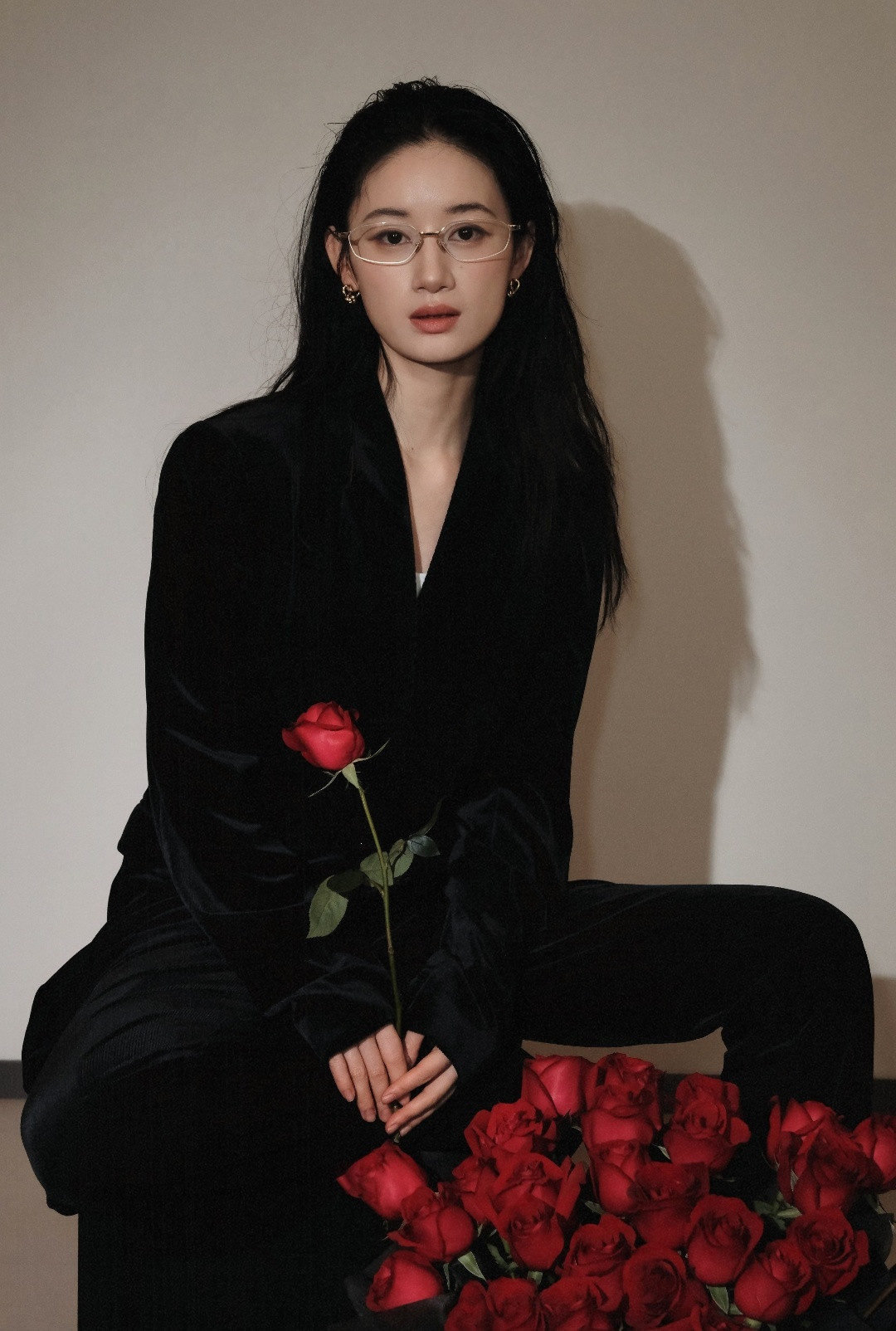 郭晓婷情人节抽象送花～“右滑请你欣赏叼花🌹”