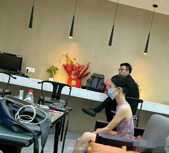 瘦的跟纸片人一样的金晨，有点吓人​​​