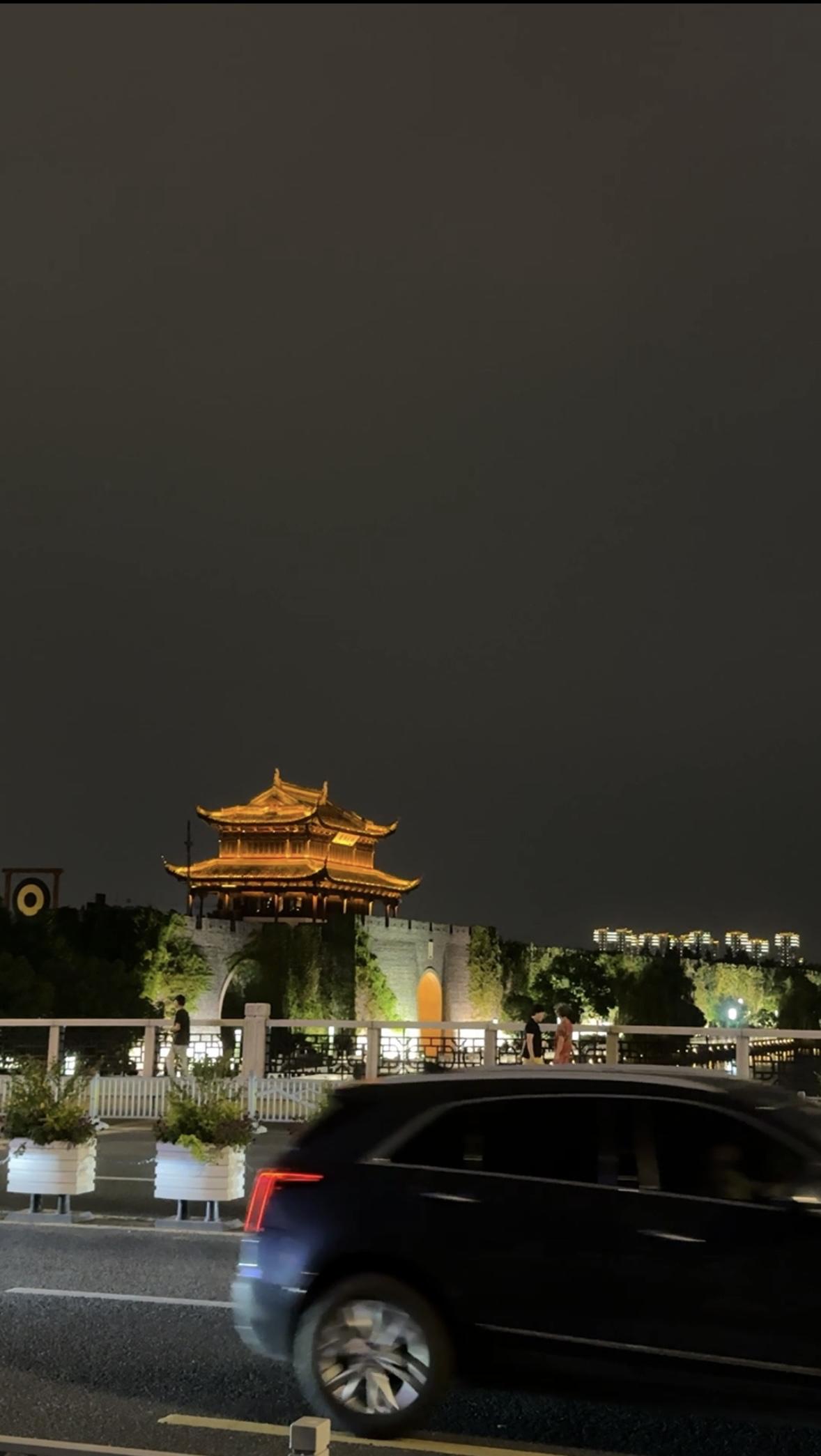 晚风拂过城墙，灯火映古楼，苏州的夜晚藏着温柔。