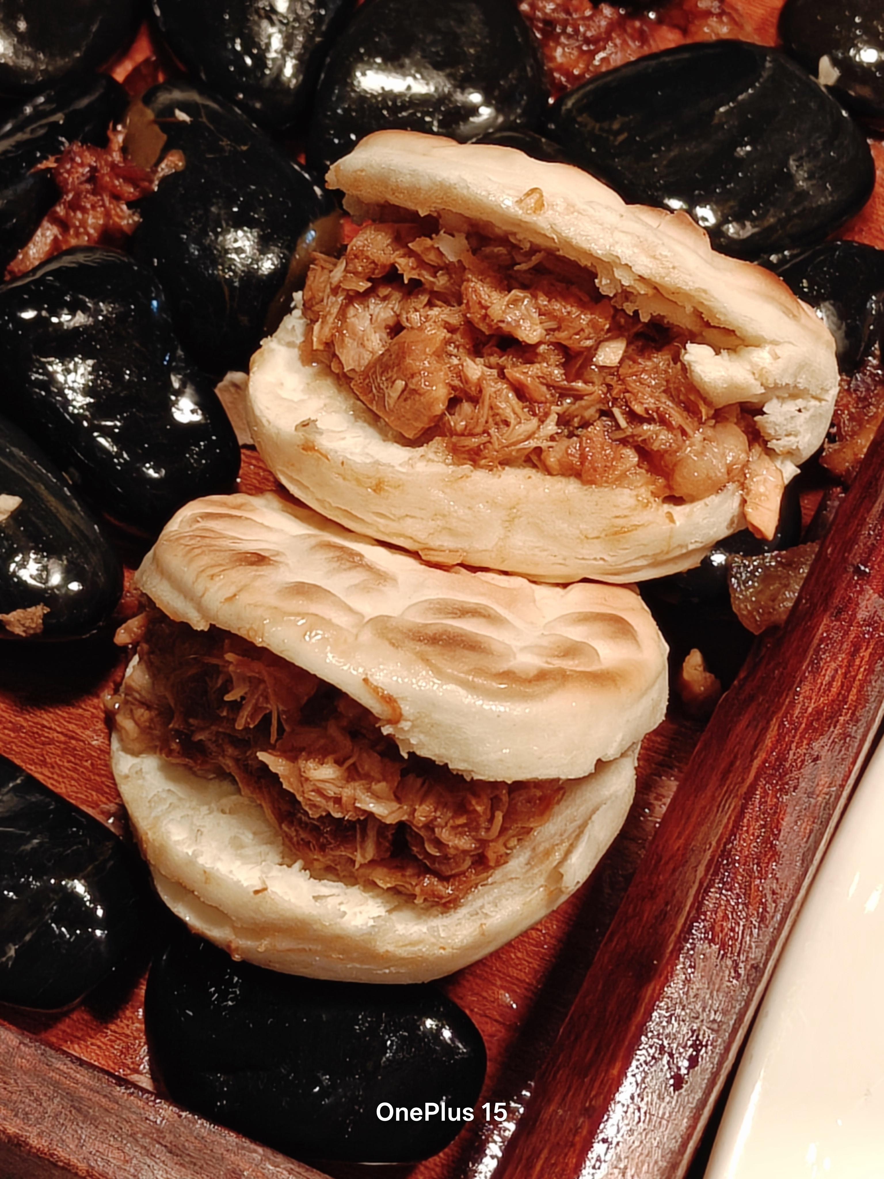 早上好～酒店居然有肉夹馍，炫了一个！好像每次来西安都是必吃项目。🥙​​​