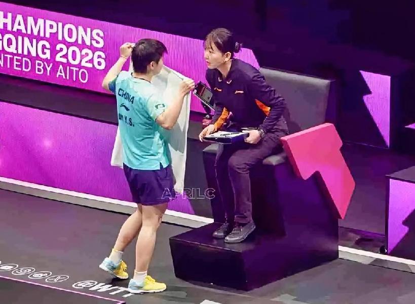 莎莎输了，她终于可以休息了。不过最吸引我的，是拿着跟她差不多大小的毛巾满场