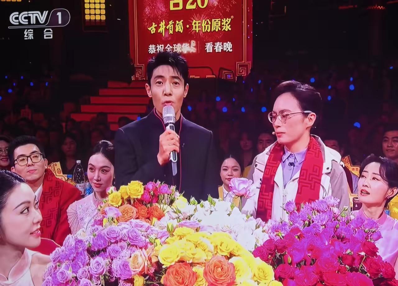 春晚开场2分钟，撒贝宁黑瘦得像块炭，眉毛粗得能画画，你敢信那竟然是他？无数人惊