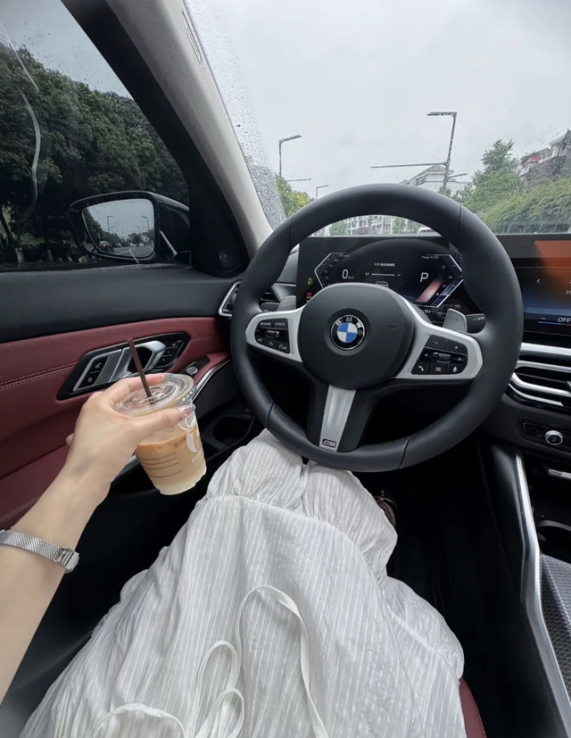 谁能拒绝单手打方向的女生宝马3系真的很适合女孩子开!!!提车快2年了，跑了2