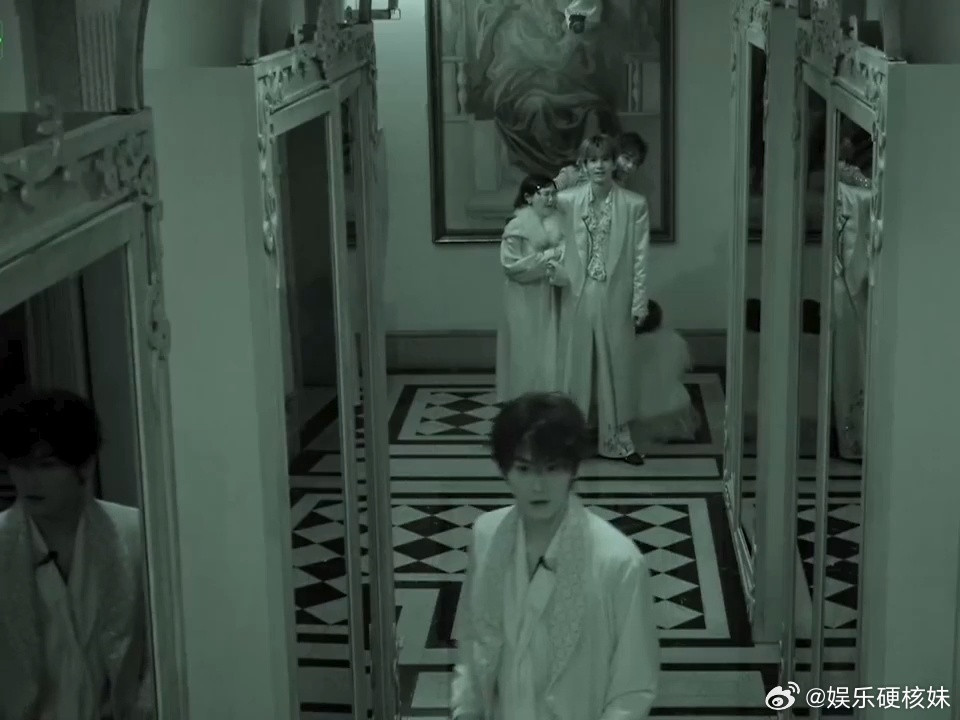 刘宇宁丁程鑫拥抱意外的突发场面太有代入感了，黑暗中众人的反应各不相同。刘宇宁
