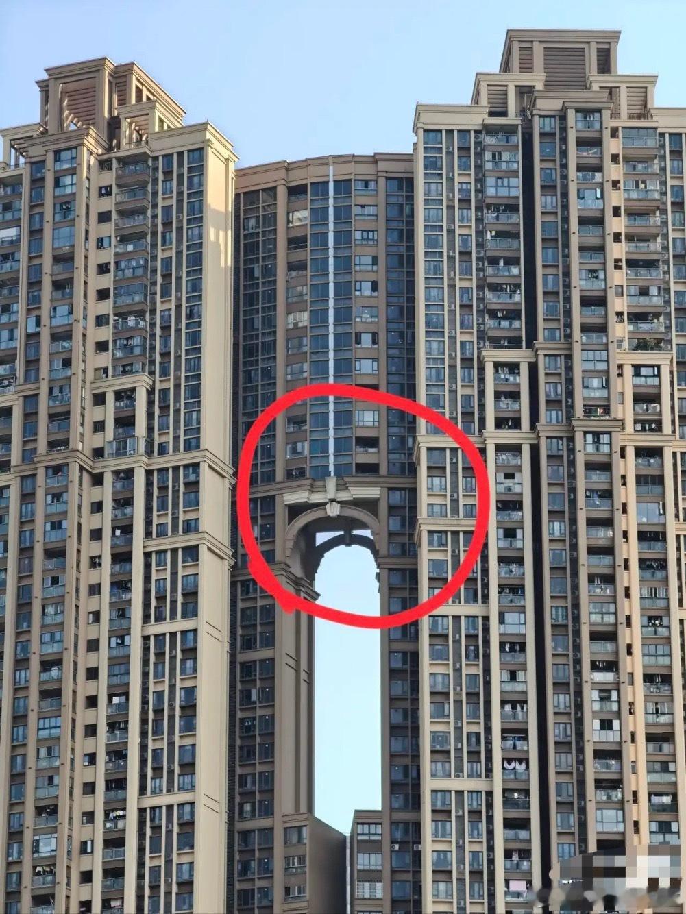 很好奇！有没有懂建筑的老师傅！不懂就要问！这房子中间为什么要这样子设计，这个空洞