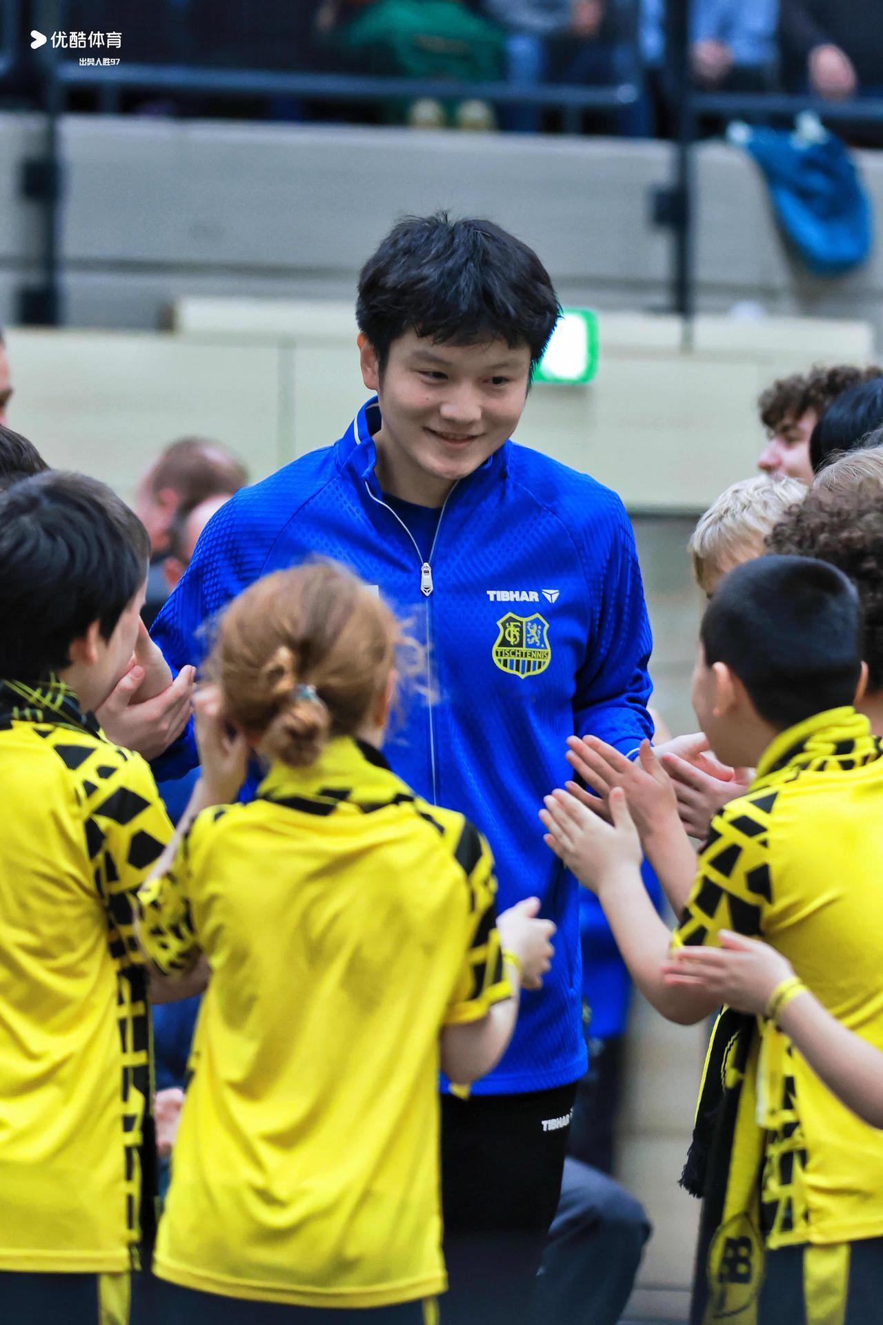 外国小朋友很喜欢樊振东这个大哥哥，东哥被包围，都是对他的喜欢和爱慕！多特的小蜜