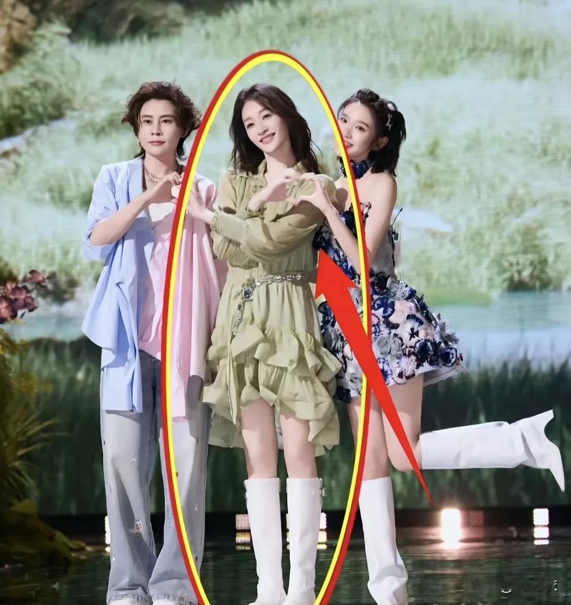 此女很美萌，性格是一个比较真诚直爽特利落一北京孩子。爸爸是飞行员，妈妈是医生，妈