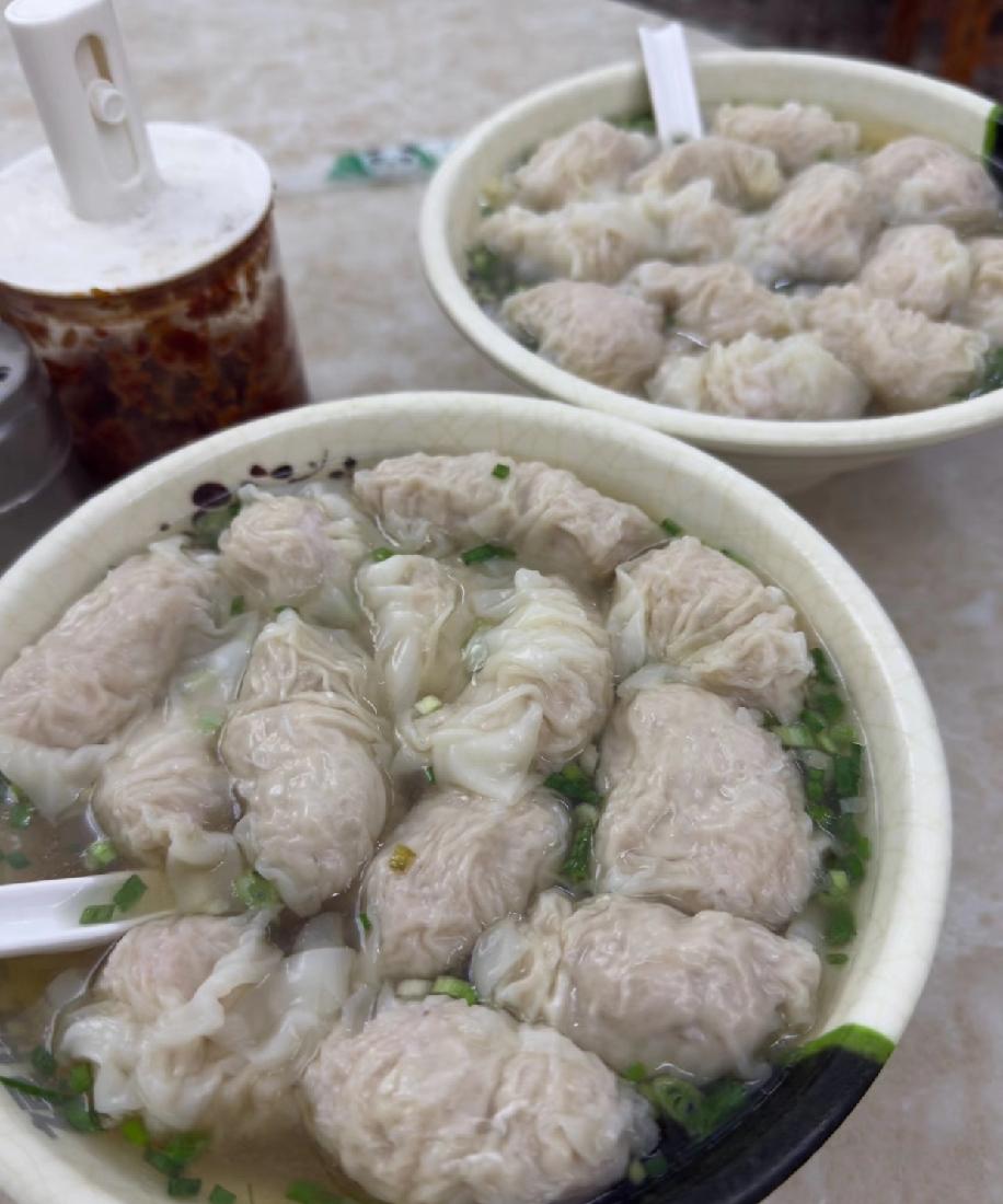 玉林的云吞也太好吃了吧！随便一个乡镇路边小店的都惊艳到我，鲜香十足超美味😋就想