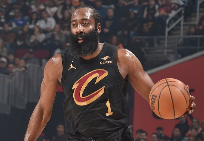 这是一场典型的哈登被针对性输球对方高位延误。就是不包夹，用一个身体壮的单防，从