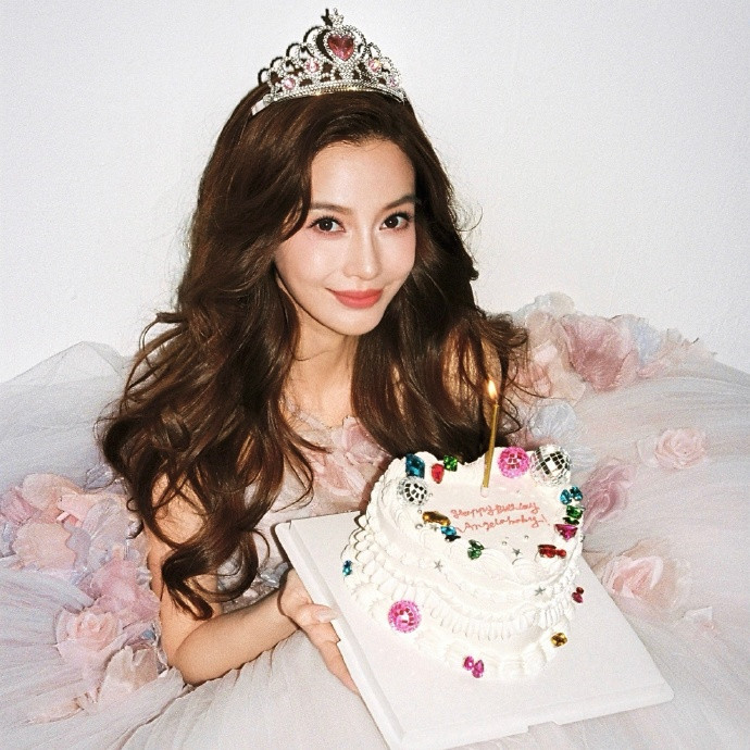 angelababy公主庆生照angelababy看得出她真的是公主：“公主生辰