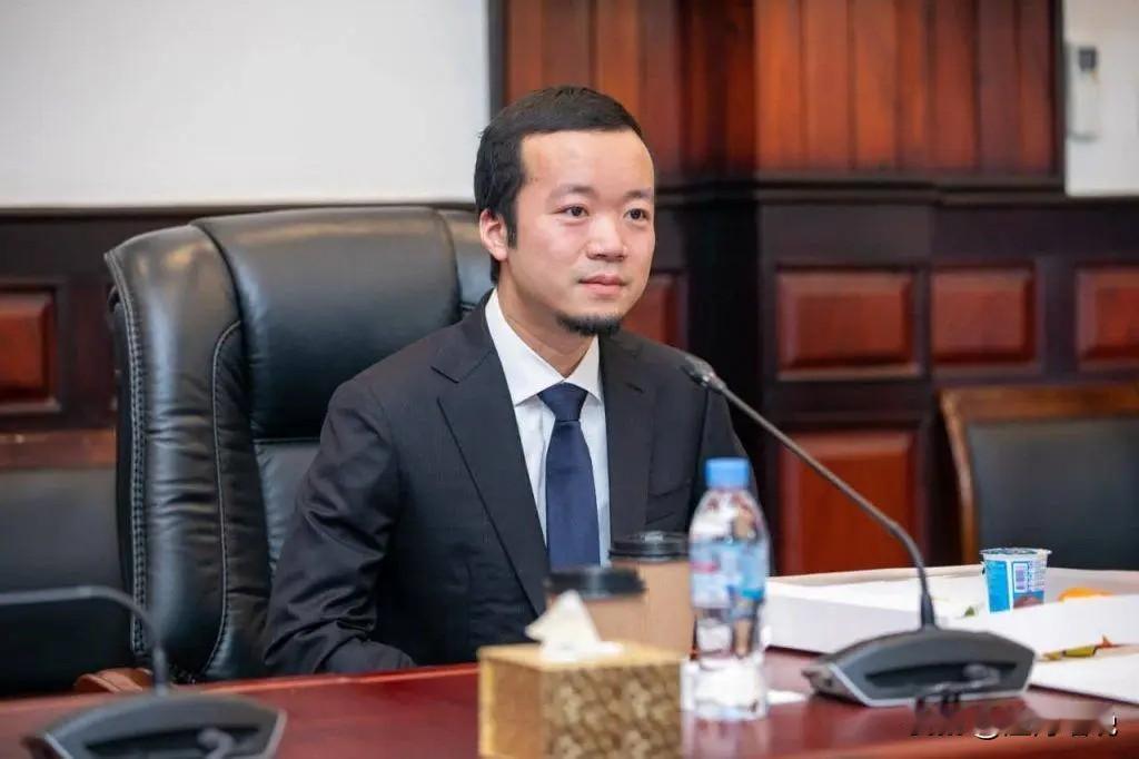 柬埔寨内政部发布通告称：柬埔寨已将陈志等3人移交中方。西哈莫尼国王依据《柬埔寨国