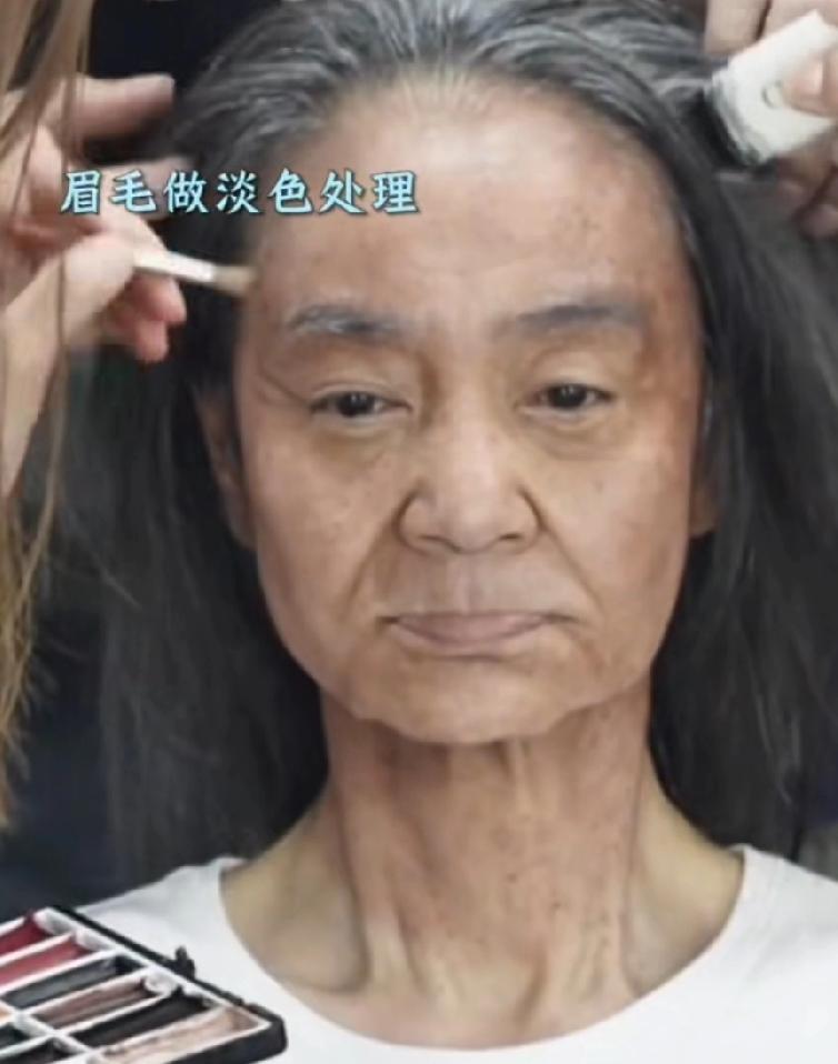 65岁的刘雪华比同龄人是显得老些，但仍隐隐约约透露出年轻时的美丽看看这才是敬业