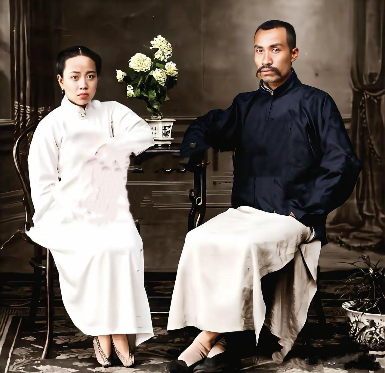 你见过1916年的朱老总么？这张珍贵合影拍摄于1916年的云南，朱老总和妻子